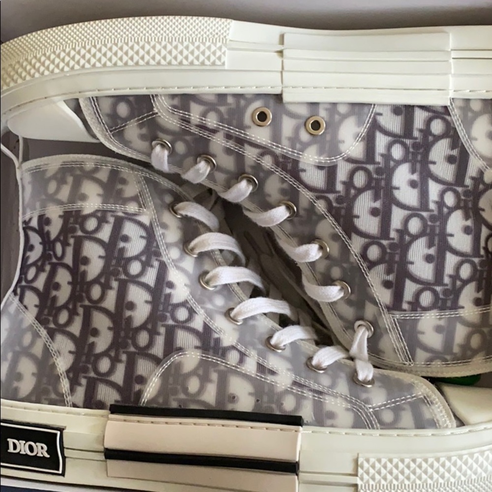 B23 HIGH-TOP SNEAKER
White and Black Dior